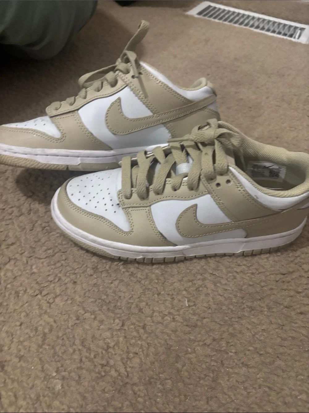 Nike Kids Low-Top Sneakers in Beige and White